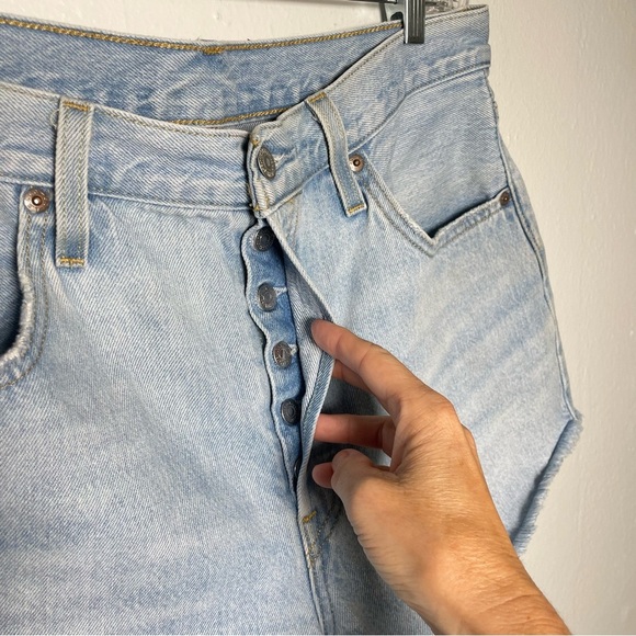 Levi’s 501 Shorts High Waist Raw Hem Faded Blue Size 32 100% Cotton Button Fly - Picture 16 of 16